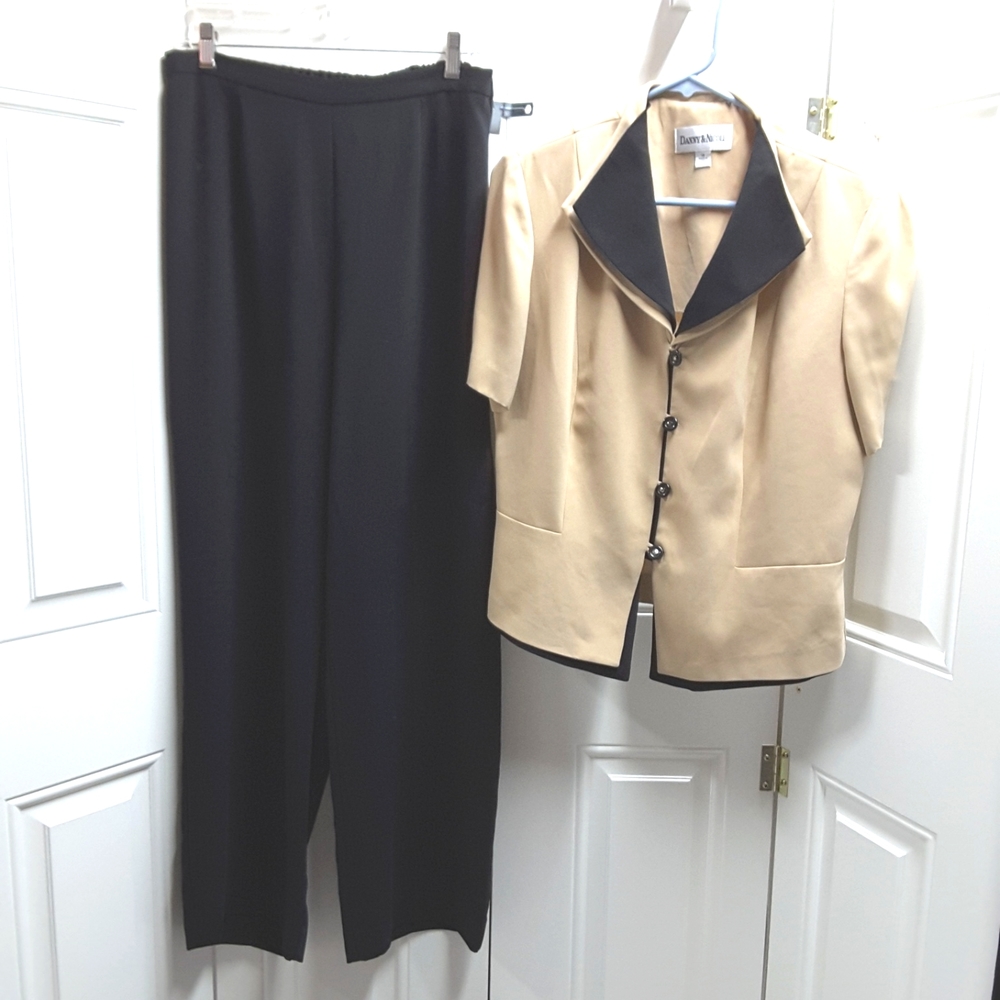 Danny & Nicole short sleeve suit
